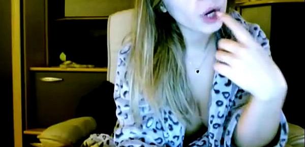  Hot sexydea fingering herself on live webcam